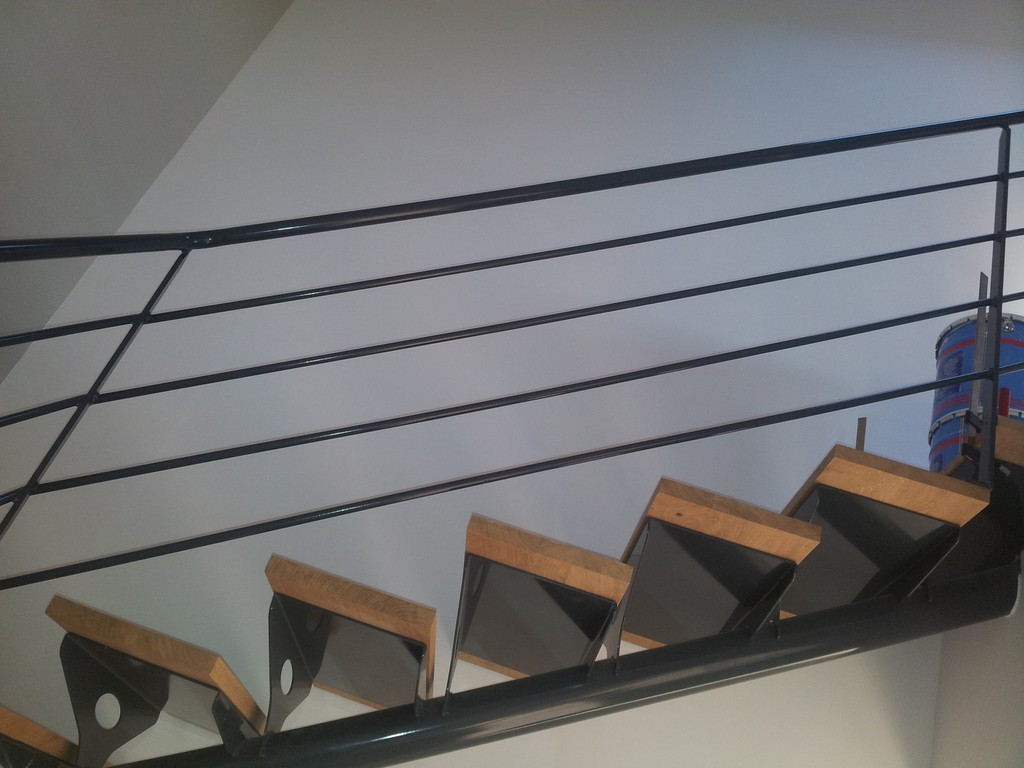 escalier limon central en tube rond.