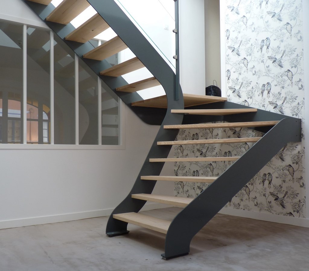 escalier deux quarts tournant métal et bois et verre.